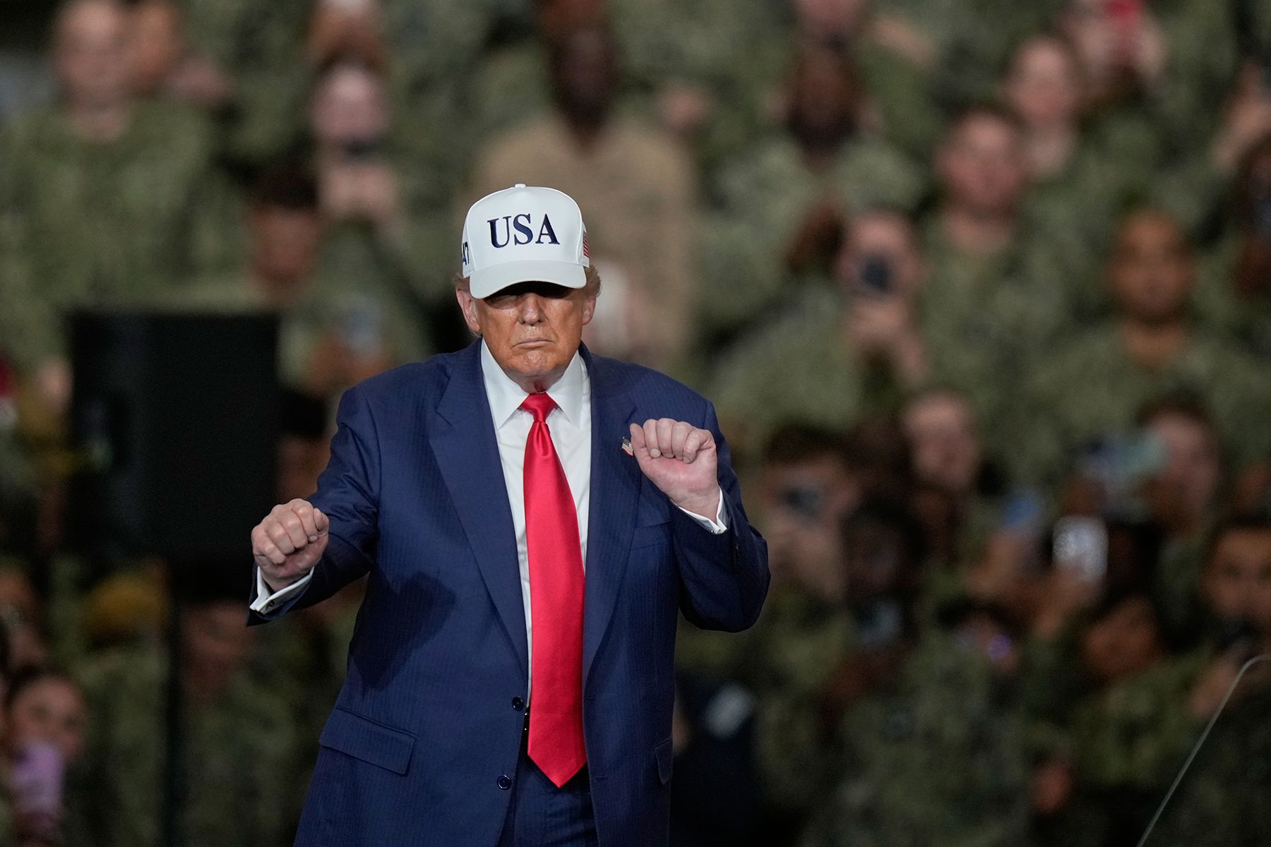 Знаменитый танец президента США Дональда Трампа. Фото: Eugene Hoshiko, AP / TASS