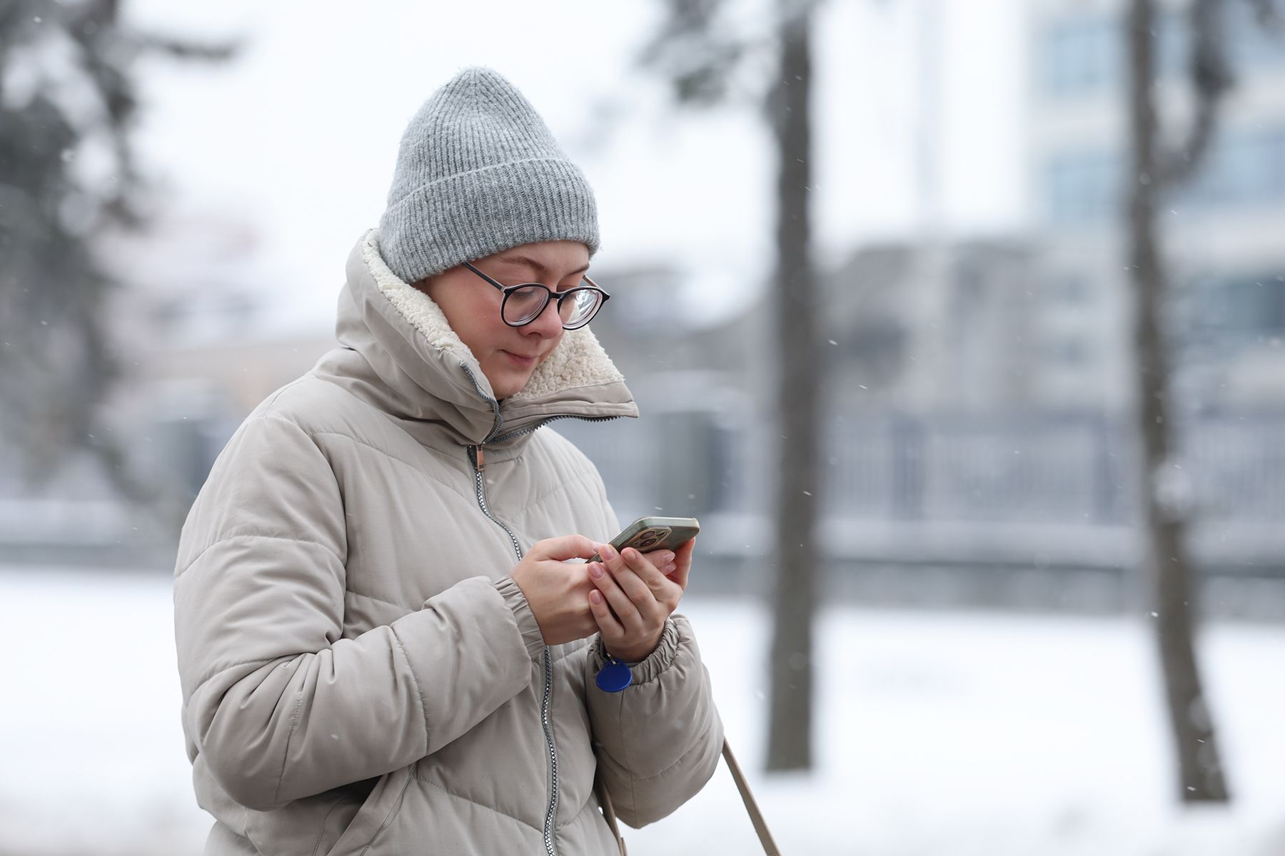 женщина с телефоном